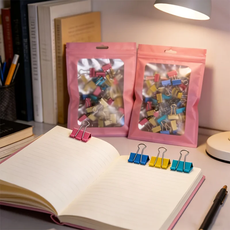 Binder Clip Assorted - 50個入り、ランダムカラーの長尾型ステンレス製バットクリップ。カラフルなバインダークリップのアソートセット。オフィス用品、金属製。